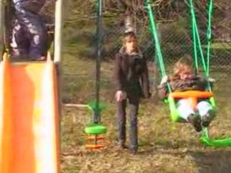 les enfants à la balançoire