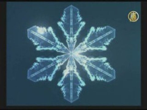 Ученые создали искусственные снежинки