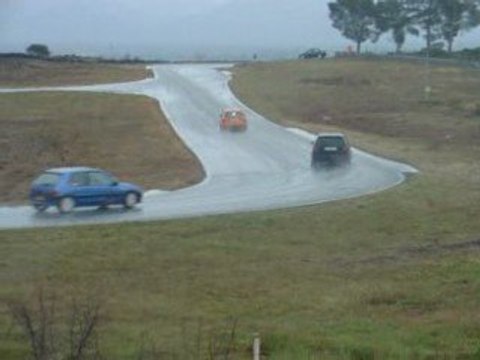 Subaru WRX STI sur circuit du Luc par temps de pluie.