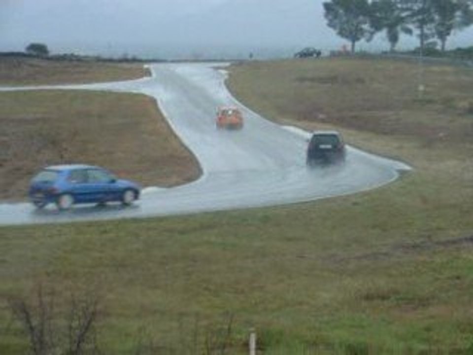 Subaru WRX STI sur circuit du Luc par temps de pluie.
