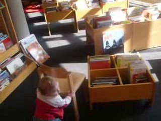 Evan promène sa chaise a la bibliothèque