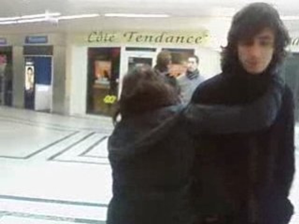 Dans la galerie marchande maintenant.