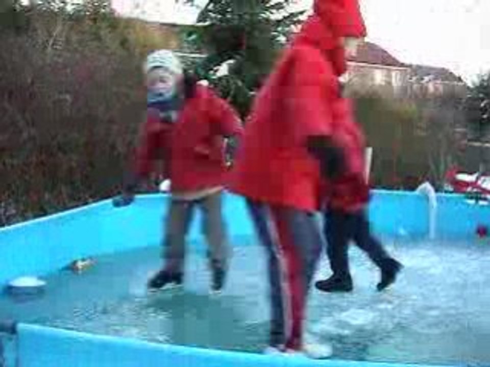 Patinage sur une piscine hors sol