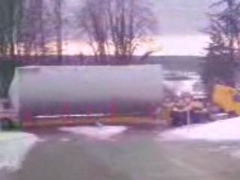 camion coincé sur le rond point