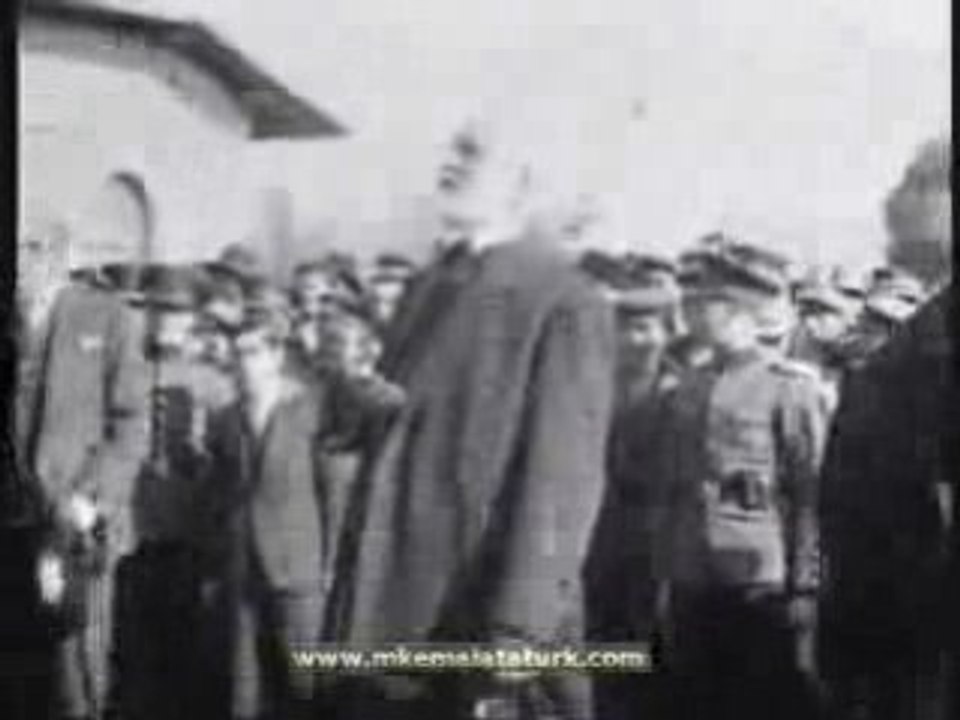 Ataturk tren kalkmadan once halkla sohbet ediyor