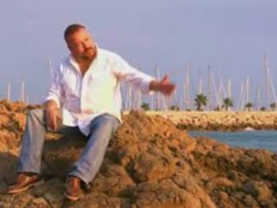 Tom Fort - A Day on the Beach. [Official Video].