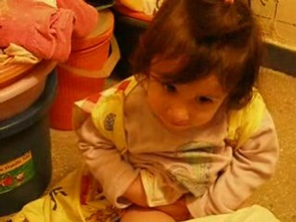 Elizabeth   1g.11mes. Na garneto sutrinta,imitira jivotnite
