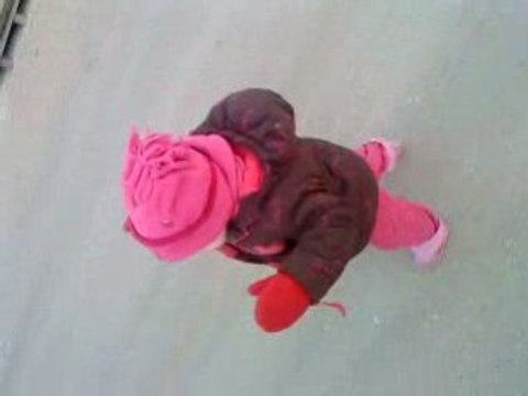 ma fille Engie marche enfin seule (17 mois)