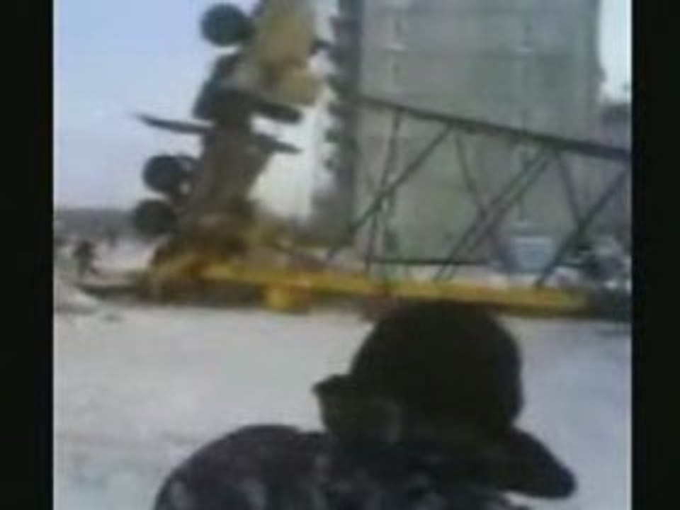 Une pylône électrique trop lourd pour la grue