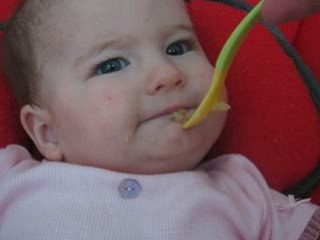 Kléo mange une banane