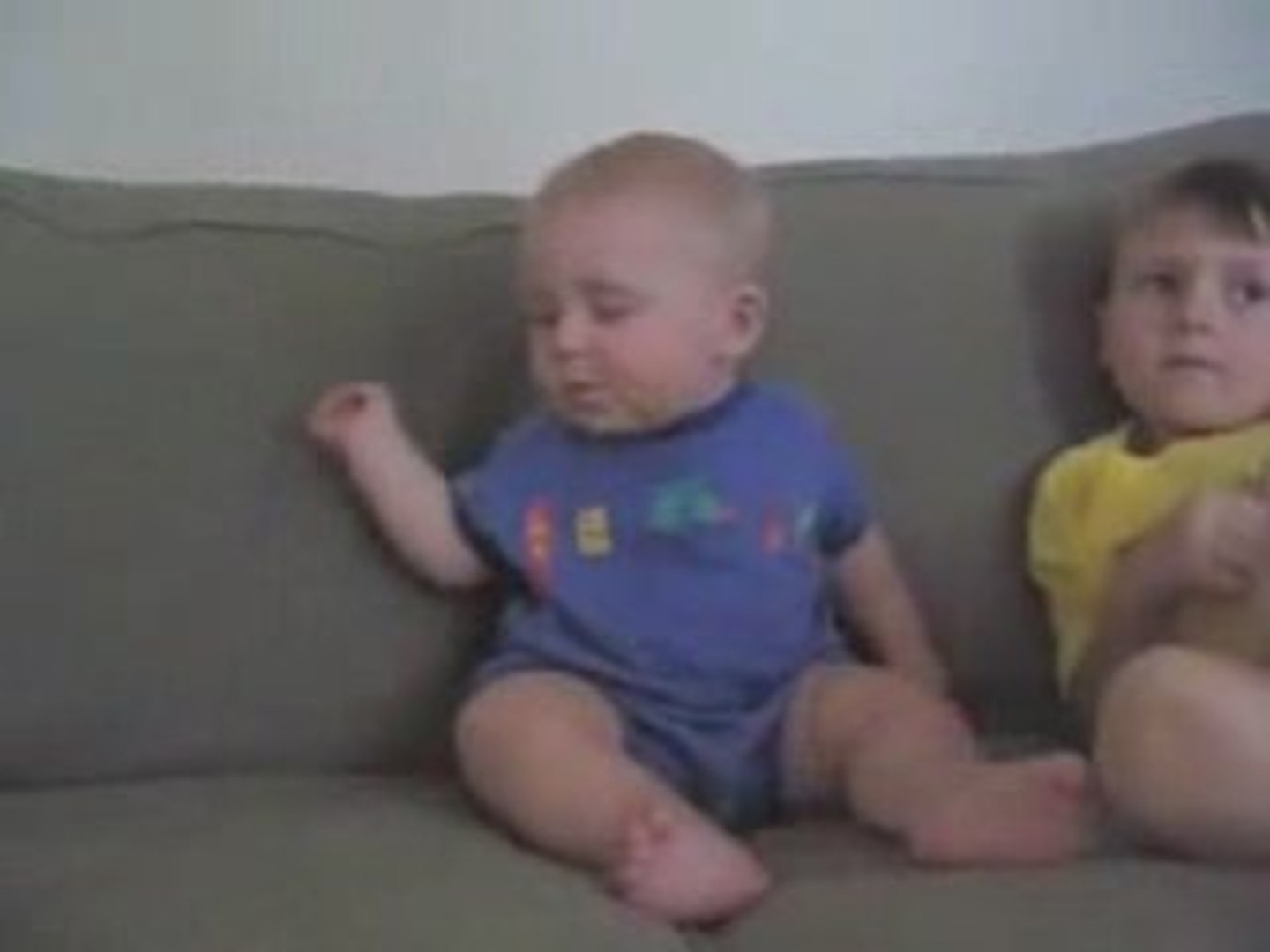 爆笑 睡魔と闘う赤ちゃん 動画 Dailymotion