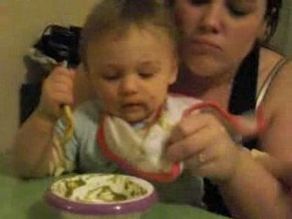 Gabriel essaie de manger tout seul a 16 mois et demie