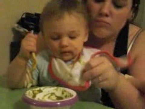 Gabriel essaie de manger tout seul a 16 mois et demie