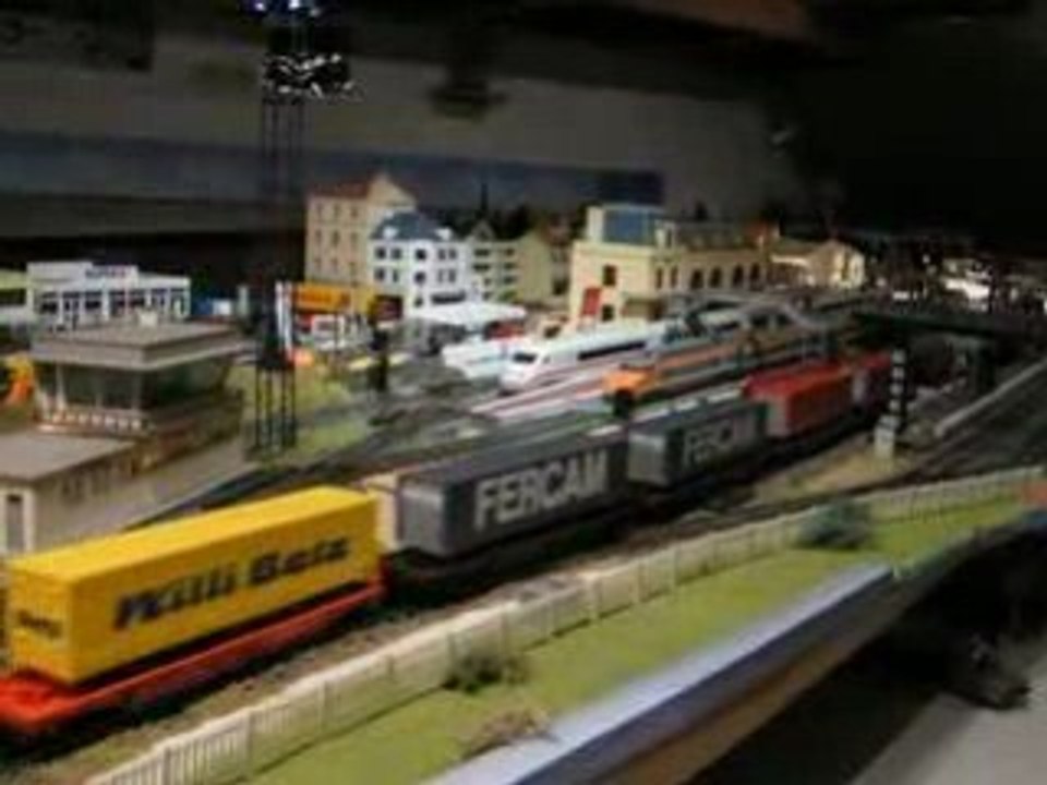 Train (Fret) Passage En Gare