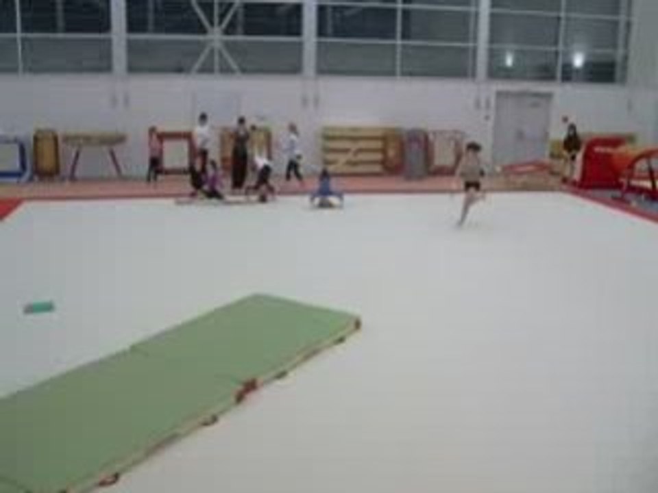 Kloé rondade flip salto