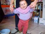 Jeanne commence à faire des petits pas avec appui