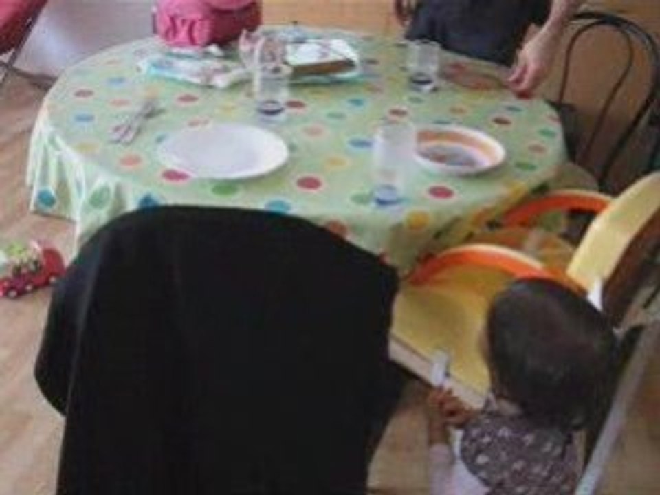 Meilyne mets la table