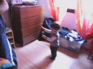 Meilyne aide papa a faire le linge