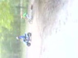 spitro pichot qui traine un tricycle