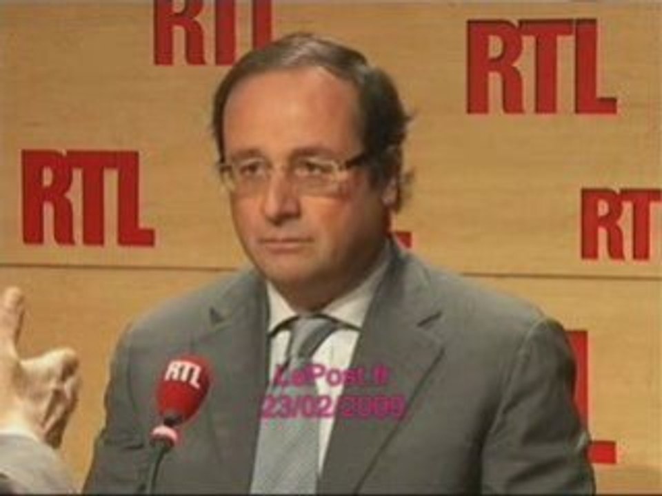 Guadeloupe: Hollande critique l'absence du gouvernement