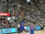 NBA Nate Robinson slams home a wonderful pass from Chris Duh