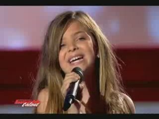 Bambina francese dotata di straordinario talento canoro