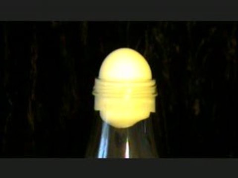 Faire rentrer un oeuf dur dans une bouteille!