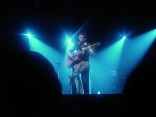 austyn "La main sur les yeux" ( la cigale )