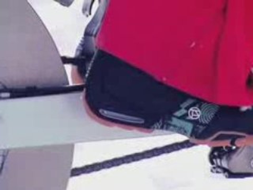 BMW G 450 X Snowboard-Stunt.