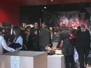 La folie des soldes: les magasins d'usine débordés