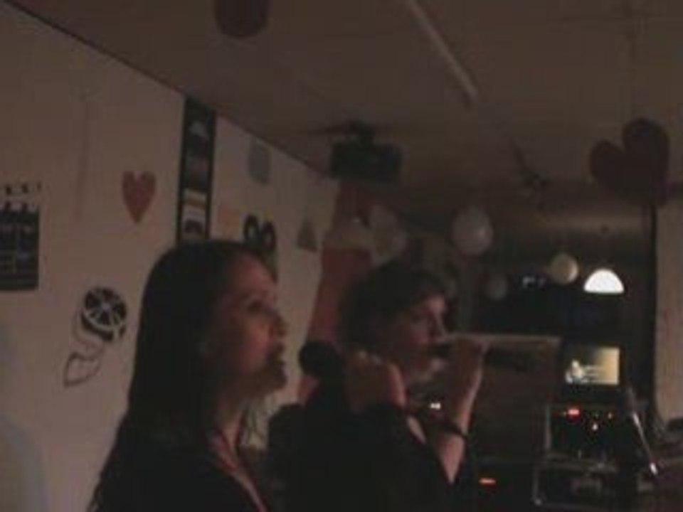 Karaoké delph et fiona qui danse