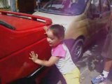 Lucía intenta empujar el carro de su mamá