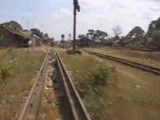 petit train lori au cambodge arrive en gare
