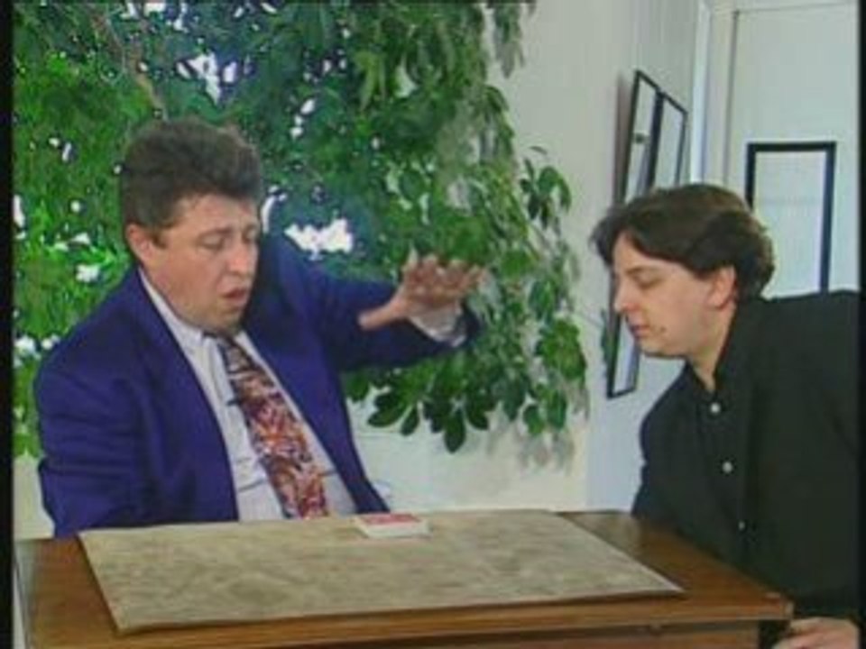 Bernard Bilis carte sous la table