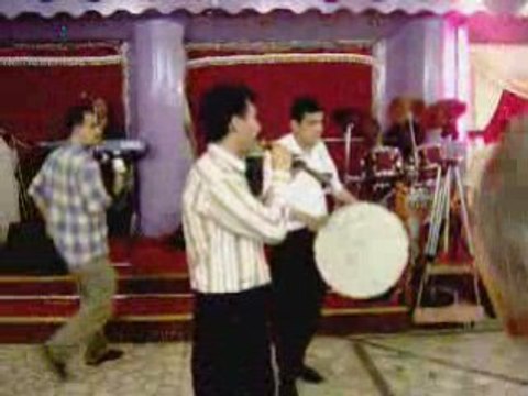 Remzi Türker'in kızının düğününde halay çeken köylüler