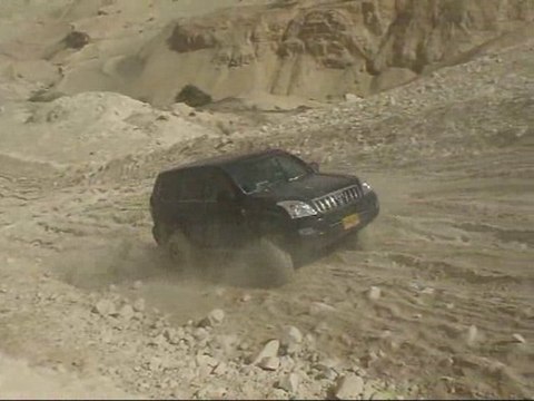 4x4 jeep Climb of hills in the desert zik