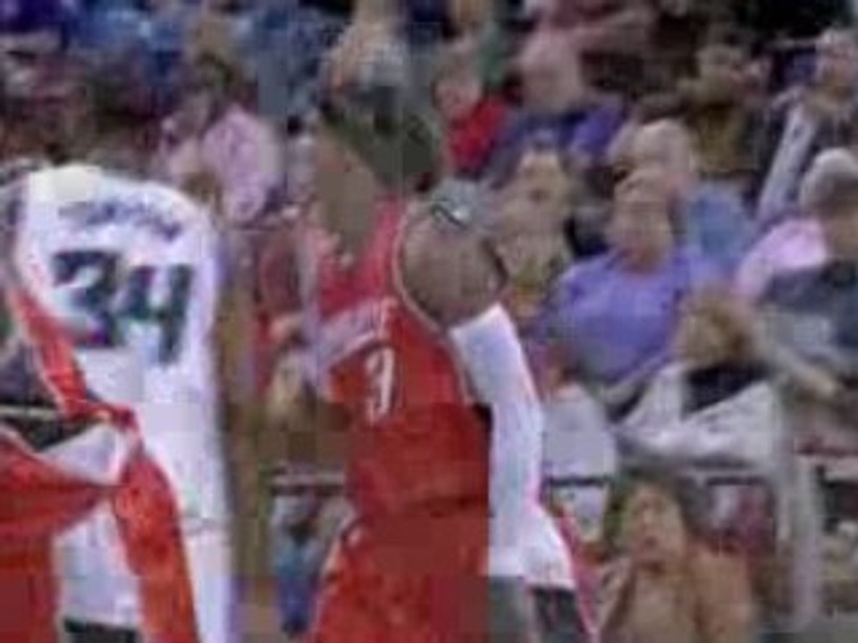 NBA Gerald Wallace cocks back and throws down the alley-oop