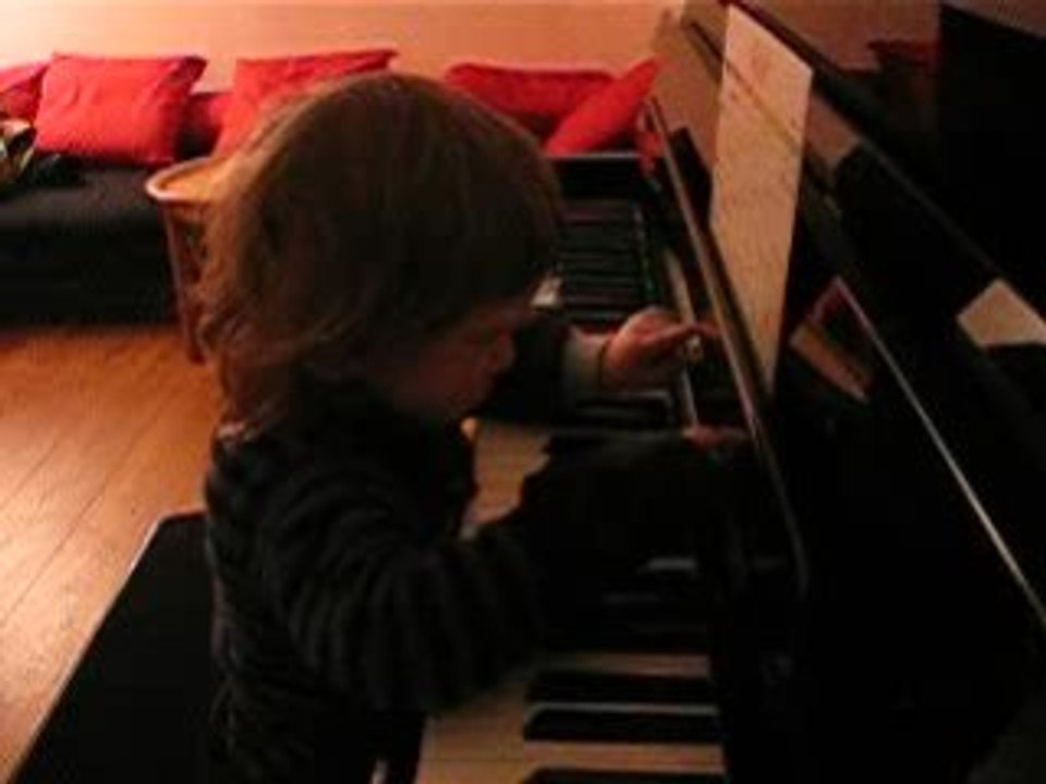 Théo au piano (vidéo gag)
