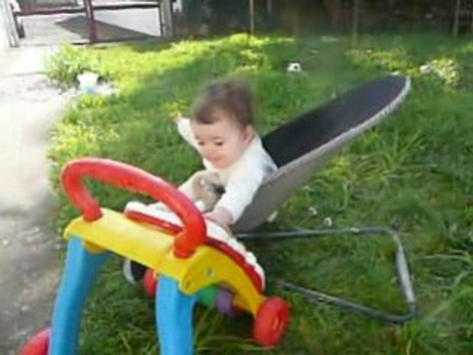 Alice joue dans le jardin