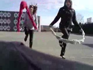 Margot & Laetitia font de l'écharpe à sauter