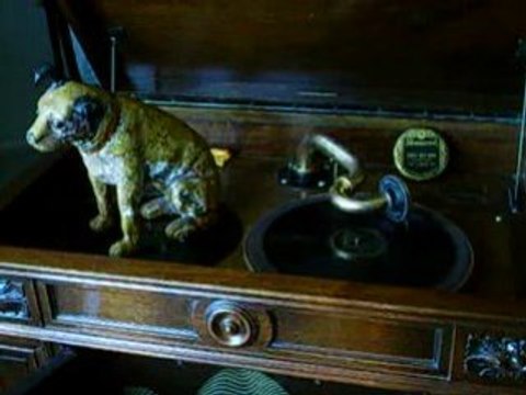 Victor Credenza VE 830 plays Blue Skies