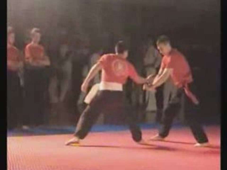 Self défense -couteau contre  nunchaku