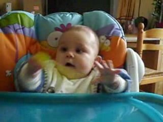 William joue avec sa cuillère