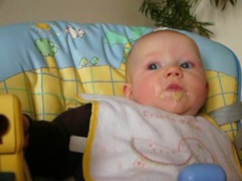 Camille n'aime pas qu'on fasse l'avion !!