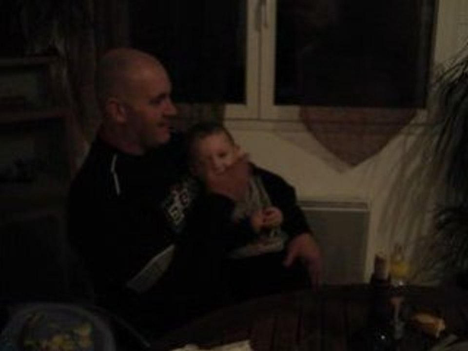 Ethan fait le pitre