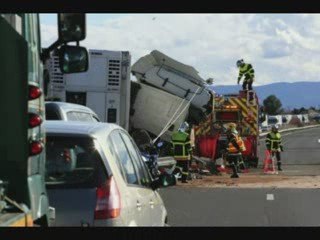 UN CAMION "FAUCHE" UN BUS DE JEUNES SUR L'A9