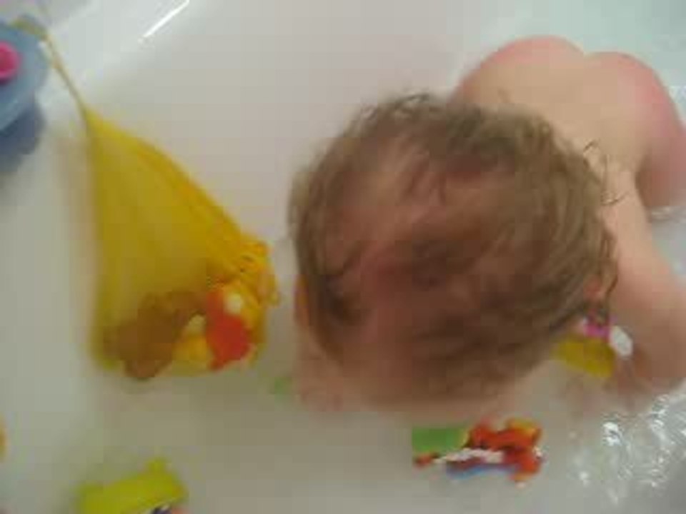 Constance dessine en prenant son bain