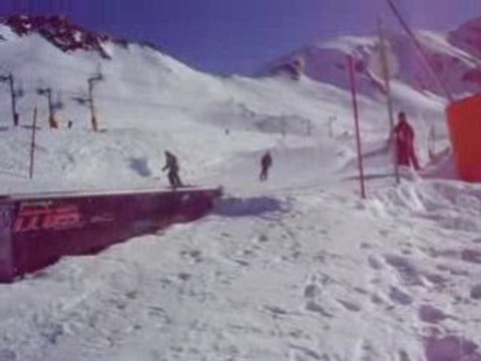 Chute en ski dans snowpark (rom1106)