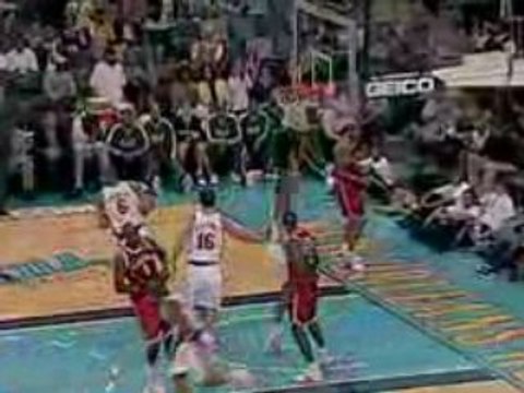 NBA Chris Paul with a wonderful pass to Rasual Butler agains