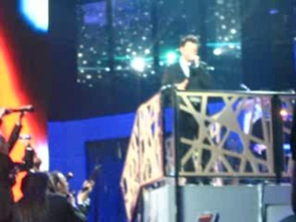 Christophe Maé joue de l'harmonicas Enfoirés 2009